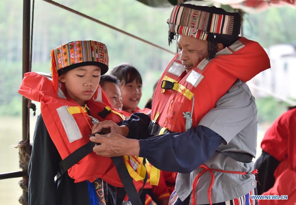 Pic Story Of Ferryman In Hezhou Guangxi China Org Cn