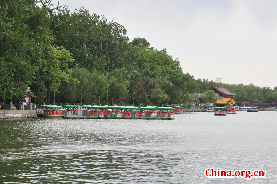 Located to the west of the Forbidden City and Jingshan Park, Beihai (literally the Northern Sea) Park is one of the oldest, largest and best-preserved ancient imperial gardens in China. It was the former palace of emperors for successive dynasties. The park covers an area of 68 hectares, half of which is covered by a lake.