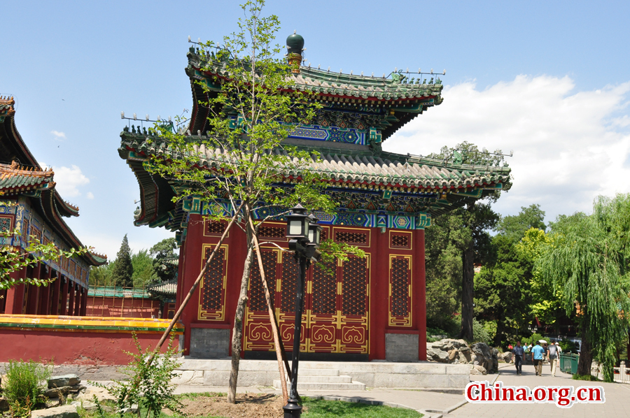 Located to the west of the Forbidden City and Jingshan Park, Beihai (literally the Northern Sea) Park is one of the oldest, largest and best-preserved ancient imperial gardens in China. It was the former palace of emperors for successive dynasties. The park covers an area of 68 hectares, half of which is covered by a lake.