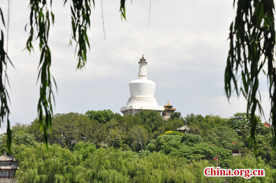 Located to the west of the Forbidden City and Jingshan Park, Beihai (literally the Northern Sea) Park is one of the oldest, largest and best-preserved ancient imperial gardens in China. It was the former palace of emperors for successive dynasties. The park covers an area of 68 hectares, half of which is covered by a lake.