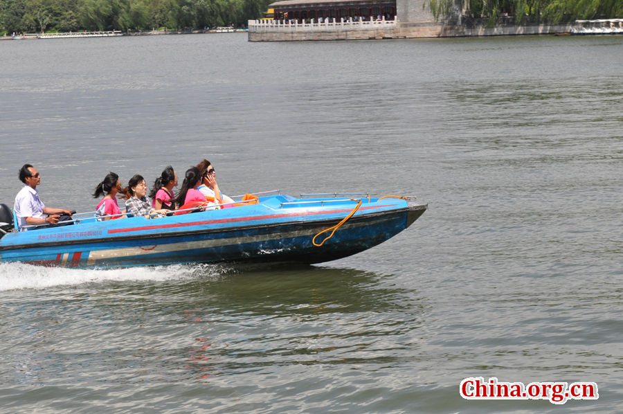 Located to the west of the Forbidden City and Jingshan Park, Beihai (literally the Northern Sea) Park is one of the oldest, largest and best-preserved ancient imperial gardens in China. It was the former palace of emperors for successive dynasties. The park covers an area of 68 hectares, half of which is covered by a lake.