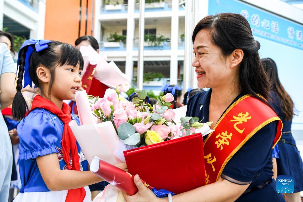 Schools celebrate Teachers' Day via thematic activities across China