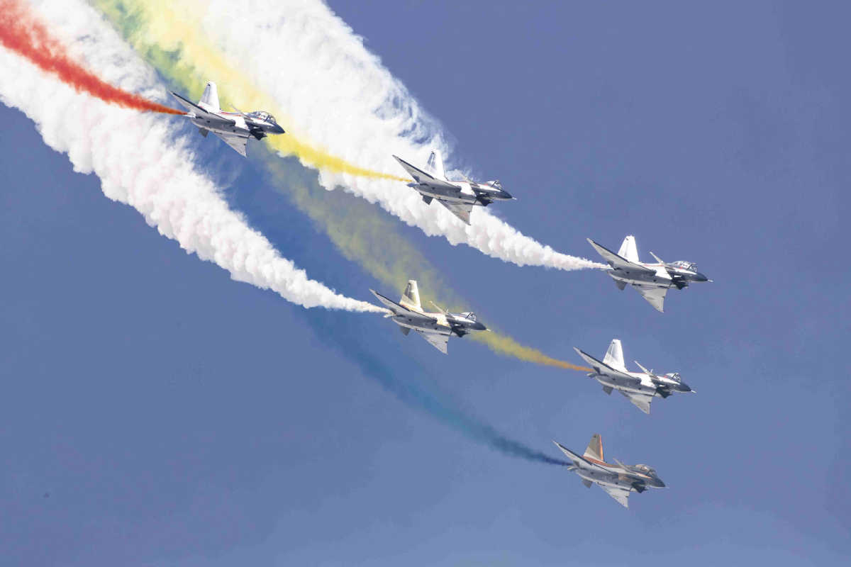 China's Bayi Aerobatic Team amaze audiences during Changchun Air Show