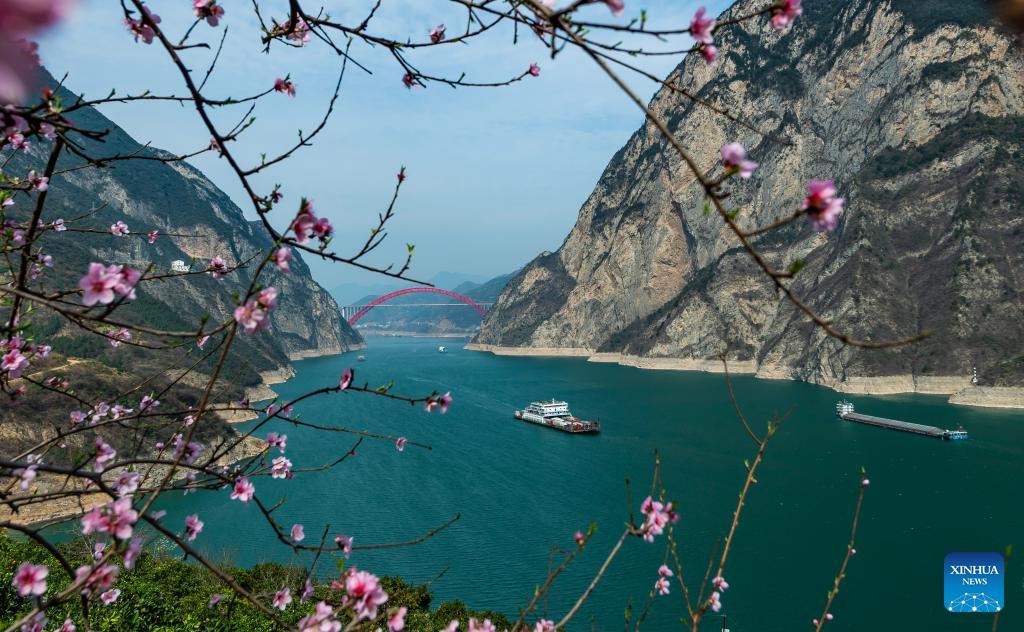 Magnificent view of Three Gorges on Yangtze River