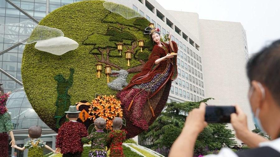 Floral displays adorn Beijing for Mid-Autumn Festival, National Day