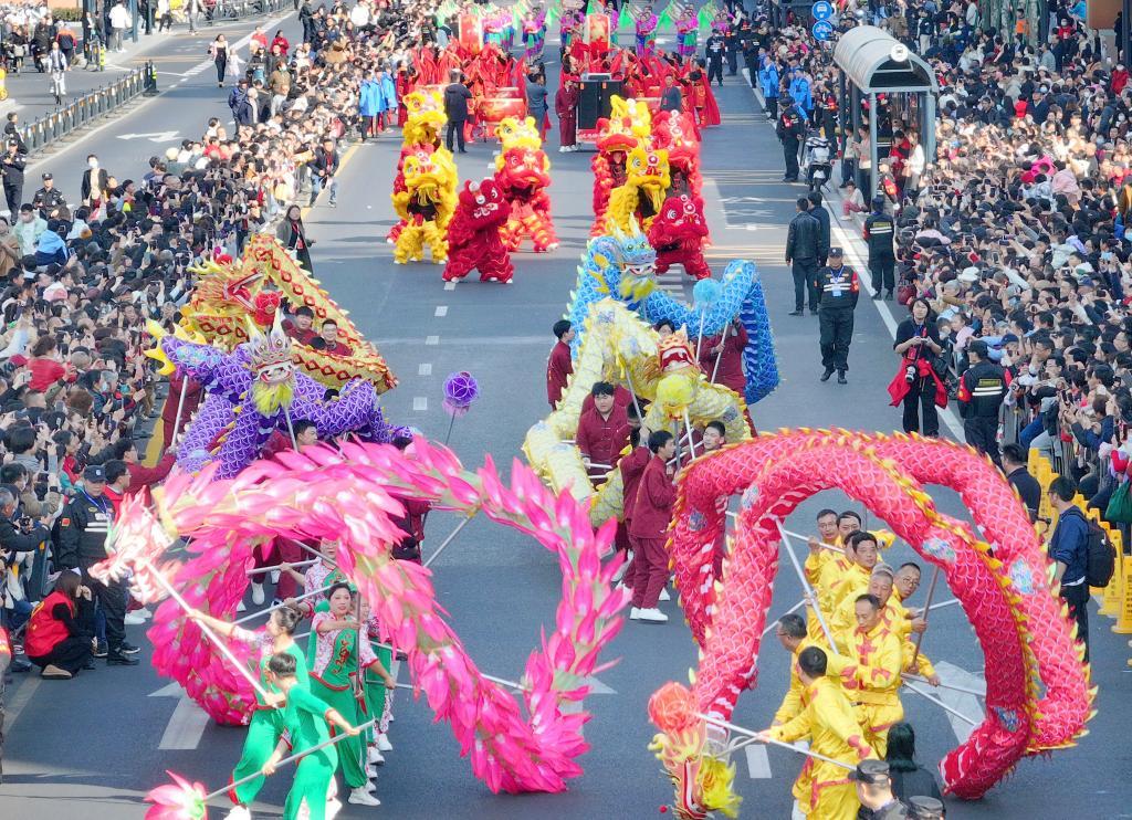 Longer Spring Festival holiday sparks travel frenzy among Chinese