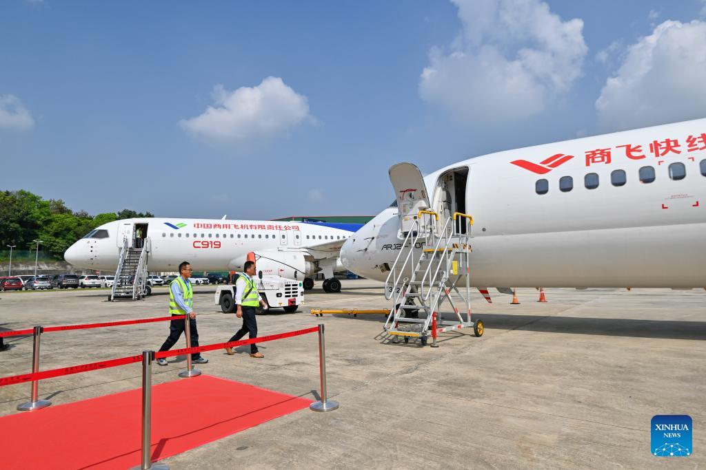 中国ARJ21、C919首次亮相马来西亚