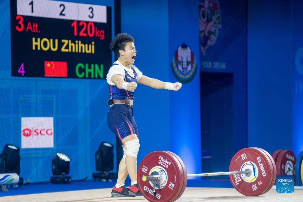China's Hou breaks world record at IWF World Cup