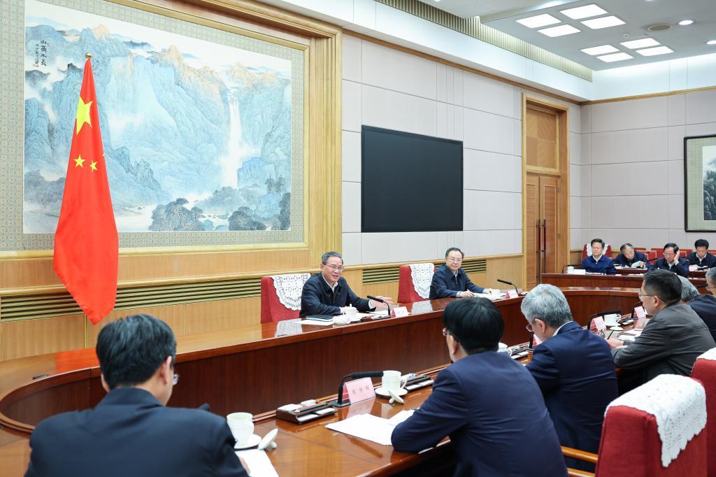 Chinese premier chairs meeting to solicit opinions on economic work