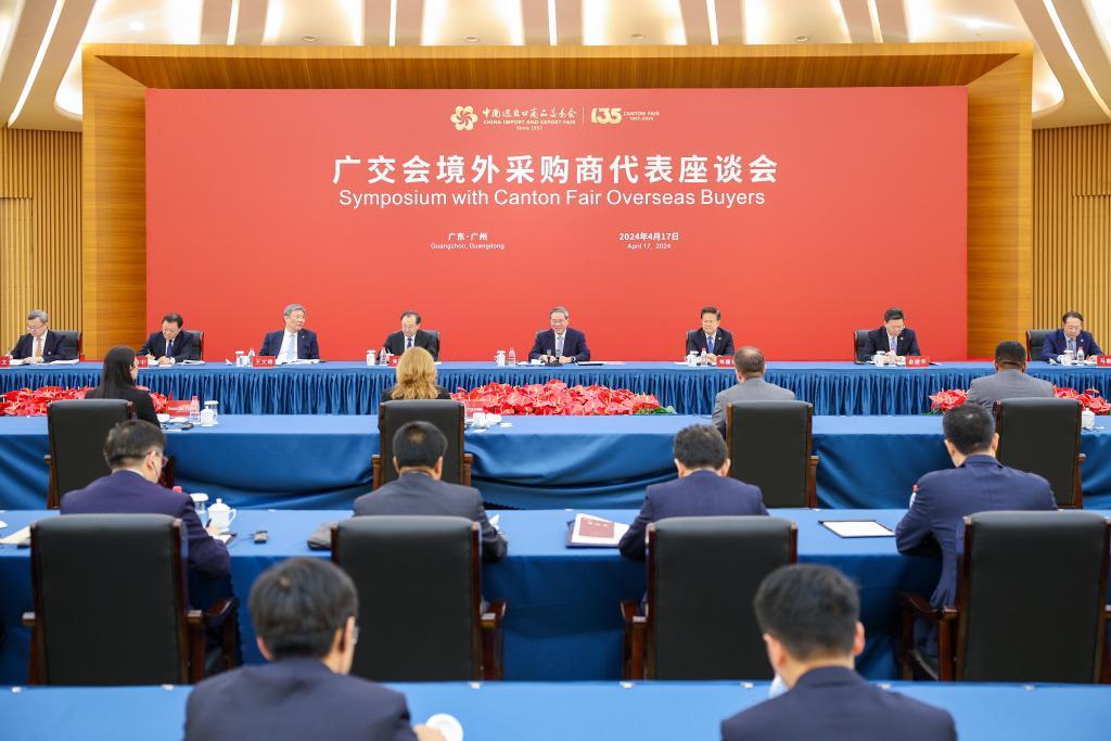 Chinese premier holds symposium with overseas buyers at Canton Fair
