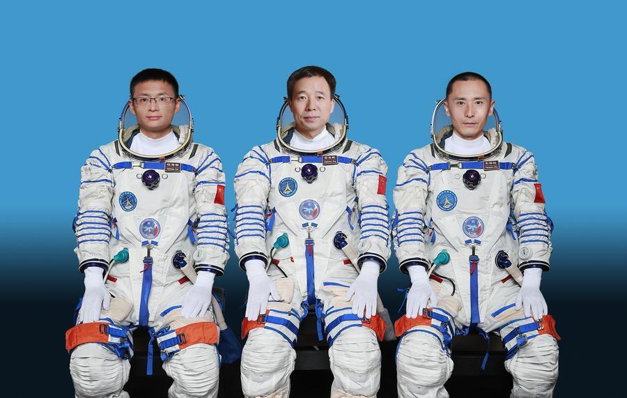 China awards medals to Shenzhou