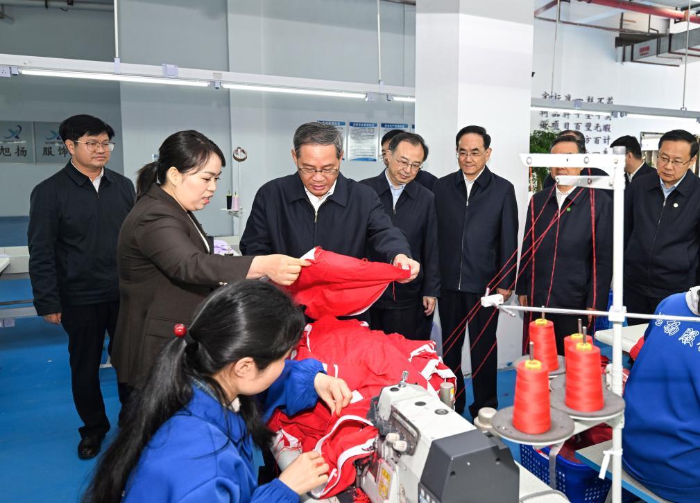 Chinese premier stresses consolidating achievements in poverty alleviation