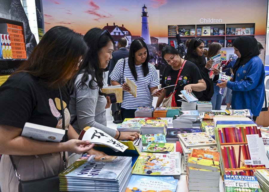Chinese publishers stage Doha Int'l Book Fair