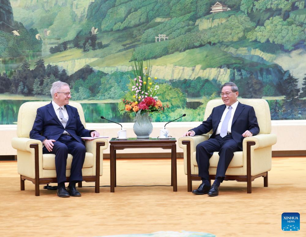 Chinese premier meets delegation from UK