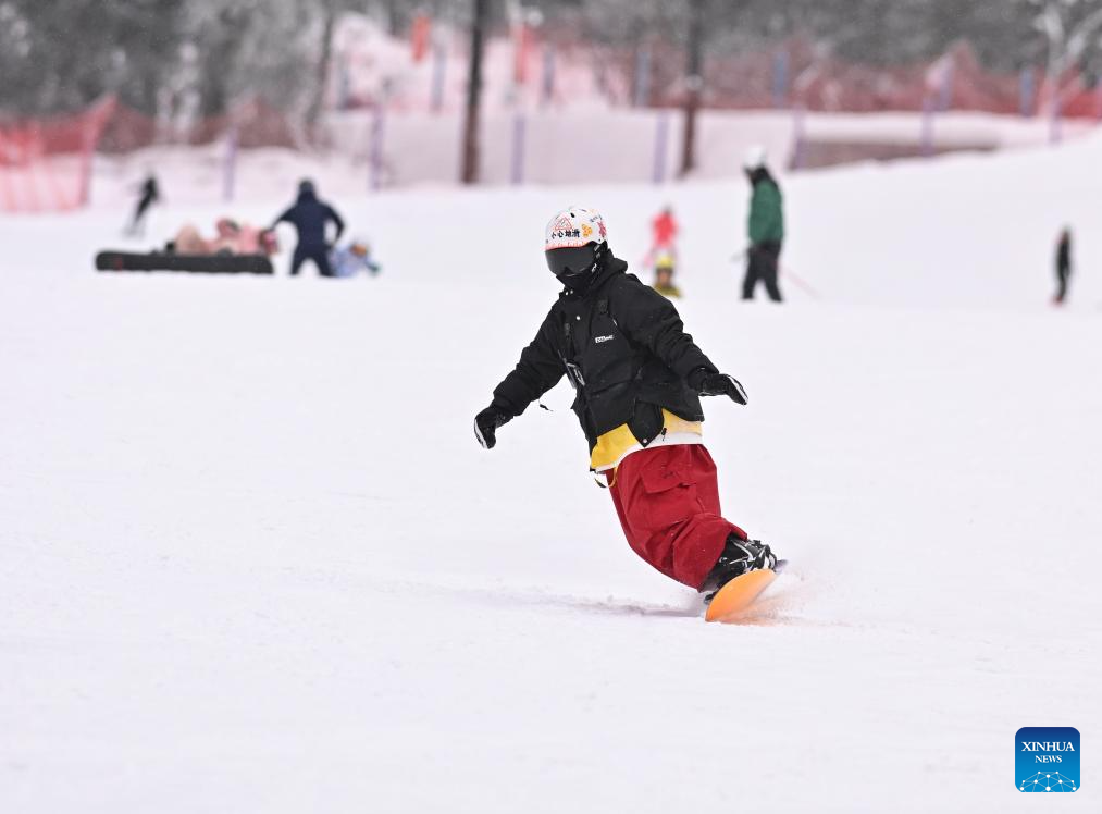 Skiing popular sport in China during Spring Festival holiday