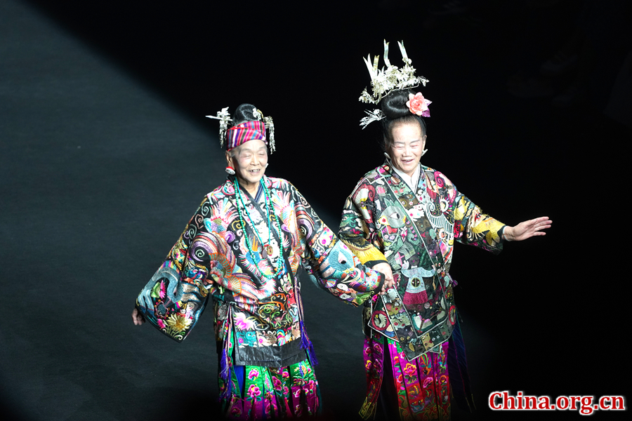 贵州八旬阿婆与三岁孩童同登中国国际时装周T台
