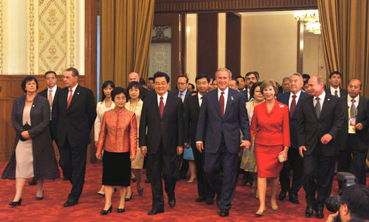 8月8日，中国国家主席胡锦涛和夫人刘永清为出席北京奥运会的贵宾举行欢迎宴会。这是宾主步入宴会厅。