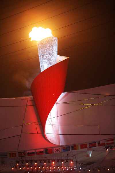 2008年8月8日23点58分，国家体育场--鸟巢，第29就北京奥林匹克运动会开幕式，李宁点燃奥运主火炬。