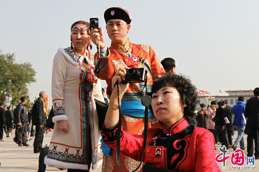 11月8日上午9时，中国共产党第十八次全国代表大会在北京人民大会堂开幕。图为身着盛装的少数民族代表。