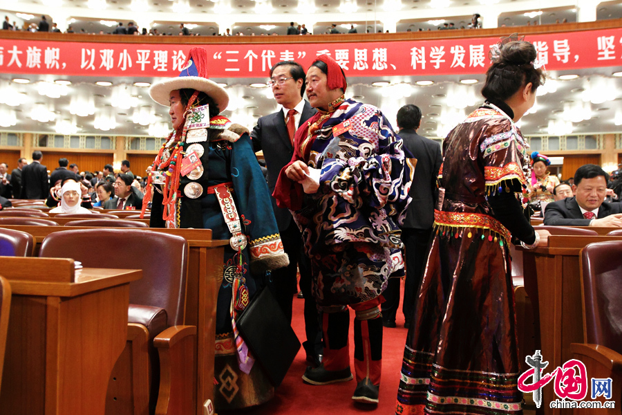 11月8日上午9时，中国共产党第十八次全国代表大会在北京人民大会堂开幕。图为身着盛装的少数民族代表。