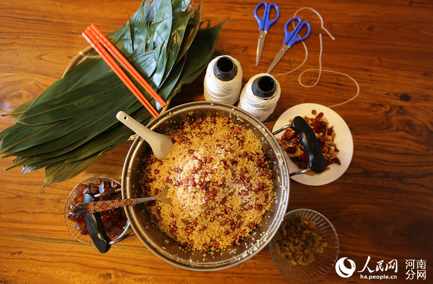 红枣、蜜枣、红豆等是河南人包粽子时常用的食材。霍亚平 摄