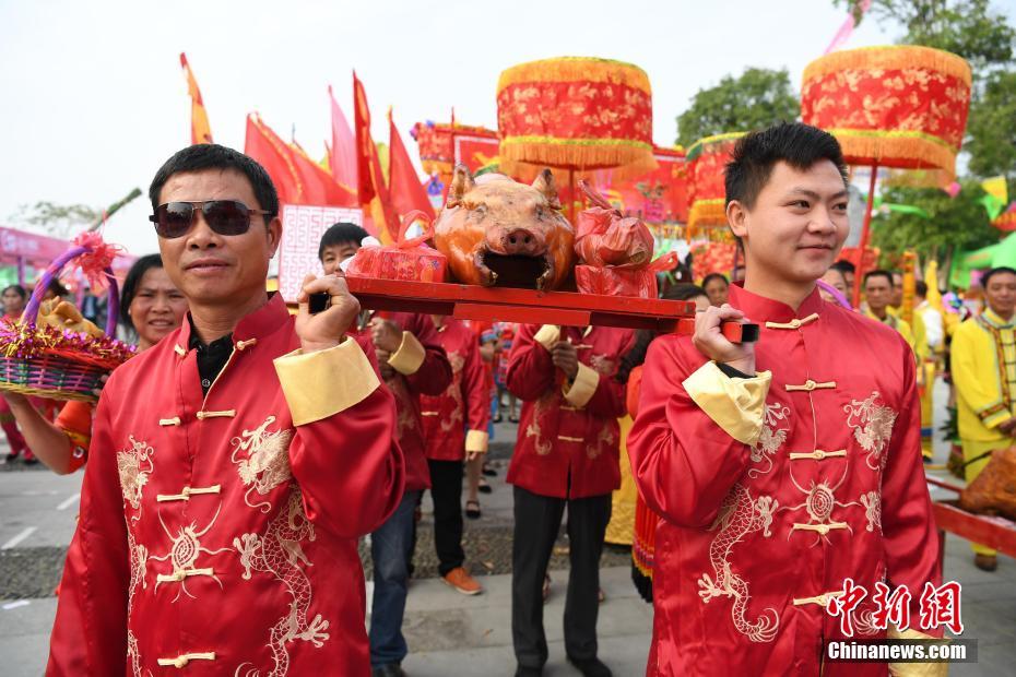 壮族始祖布洛陀祭祀大典:33支朝拜队伍 现场摆满烤猪_新闻中心_中国网