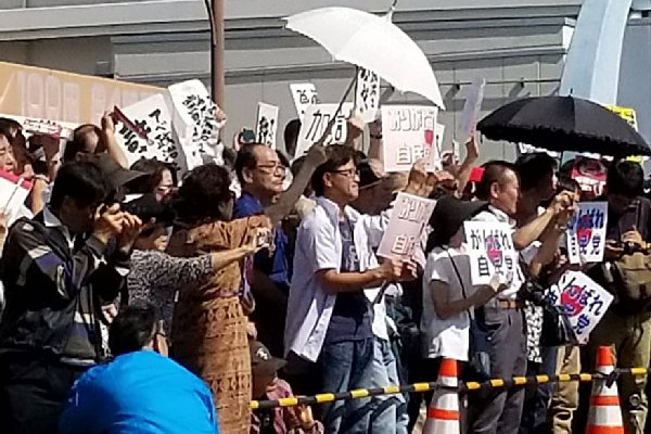 不许抗议者发声 安倍阵营派最强后援团现场