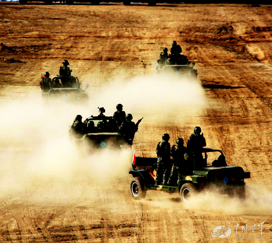 中国唯一の空挺部隊、訓練写真を公開_中国網_日本語