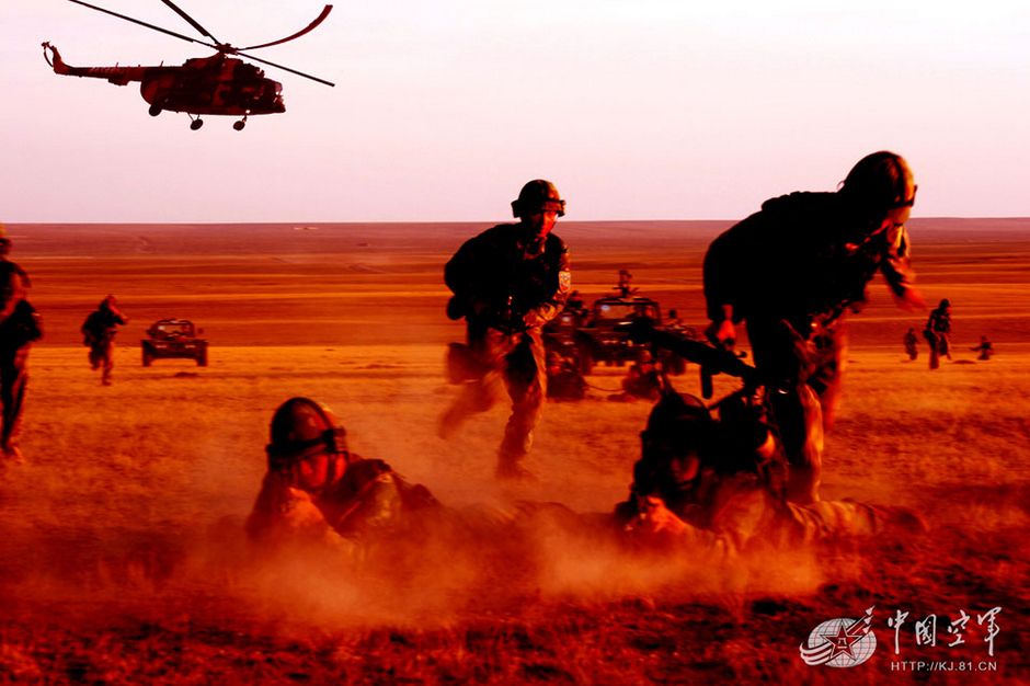 中国唯一の空挺部隊、訓練写真を公開_中国網_日本語