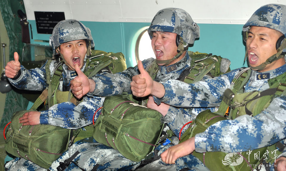 中国唯一の空挺部隊、訓練写真を公開_中国網_日本語