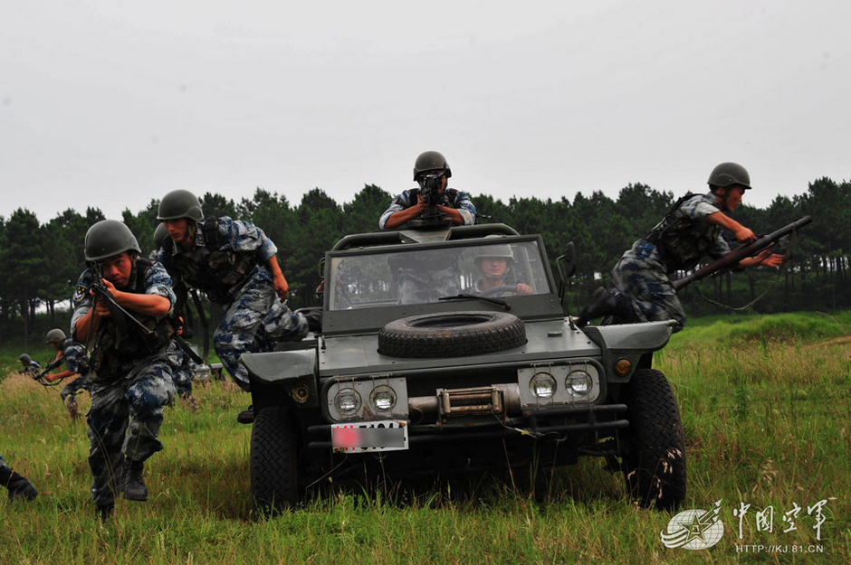 中国唯一の空挺部隊、訓練写真を公開_中国網_日本語