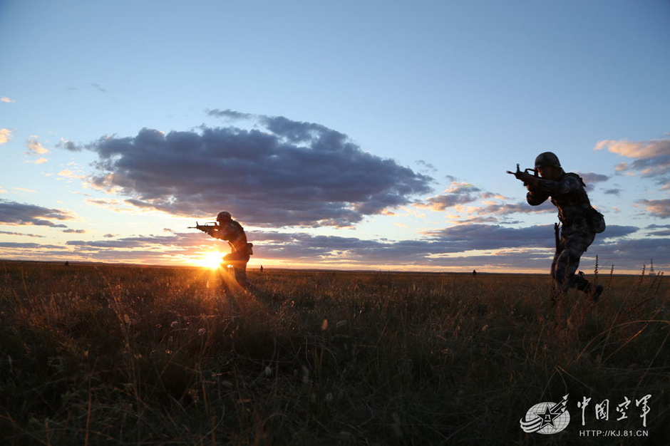 中国唯一の空挺部隊、訓練写真を公開_中国網_日本語