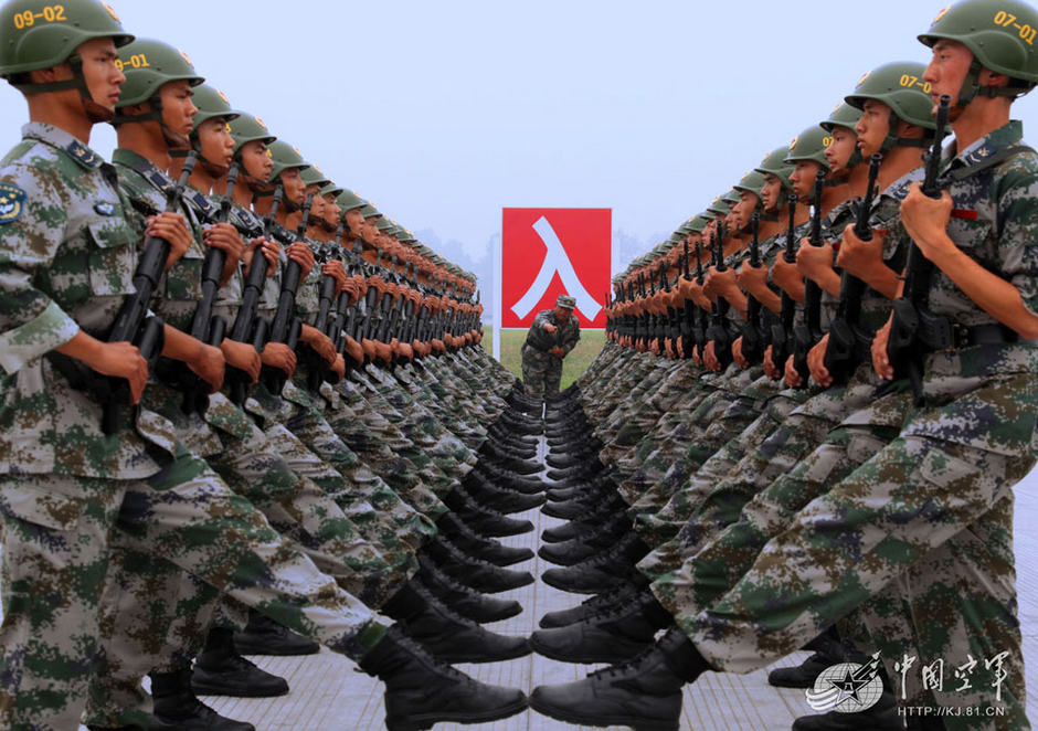 中国唯一の空挺部隊、訓練写真を公開_中国網_日本語