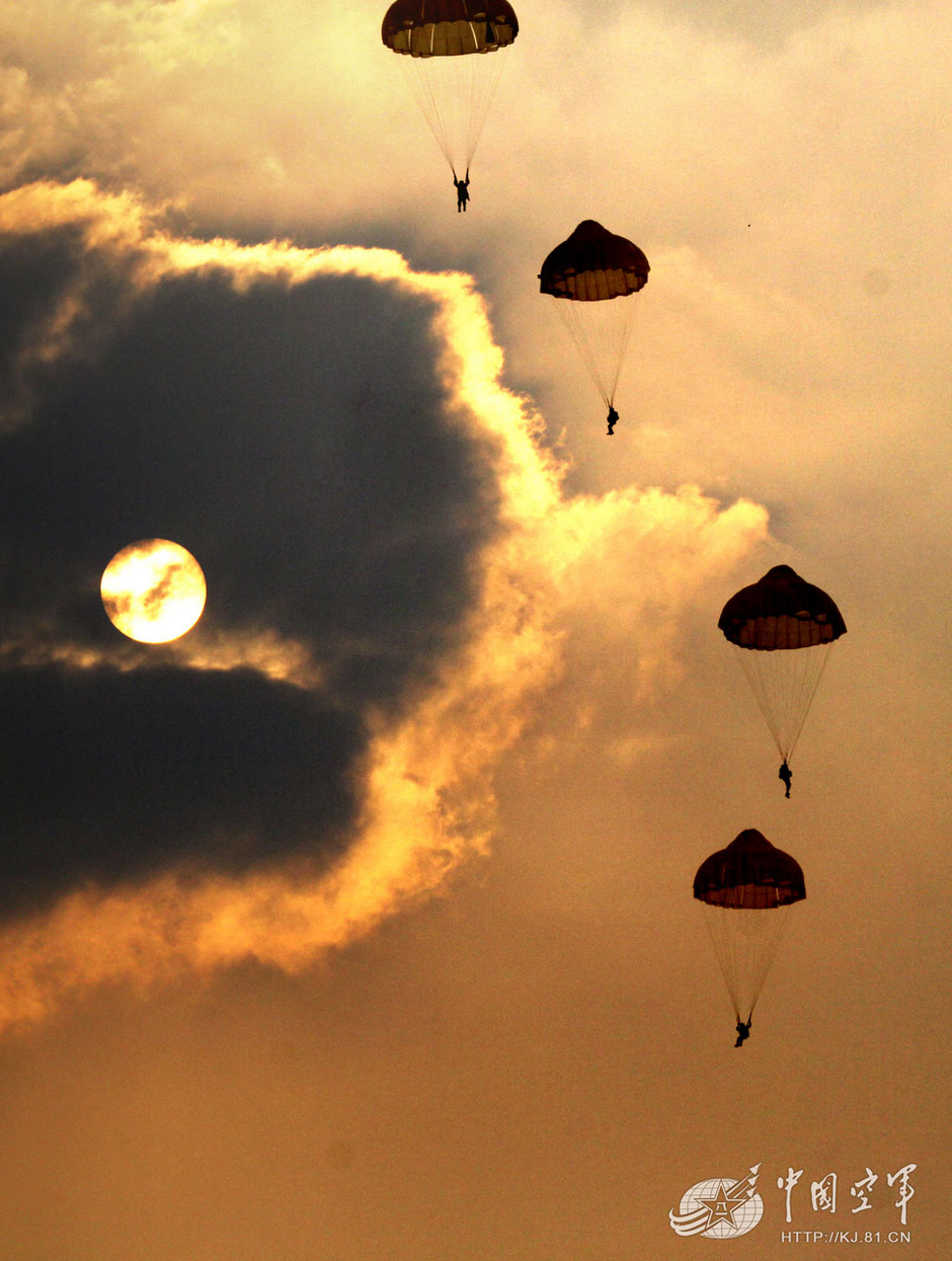 中国唯一の空挺部隊、訓練写真を公開_中国網_日本語