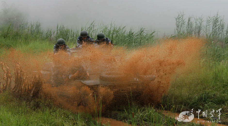 中国唯一の空挺部隊、訓練写真を公開_中国網_日本語