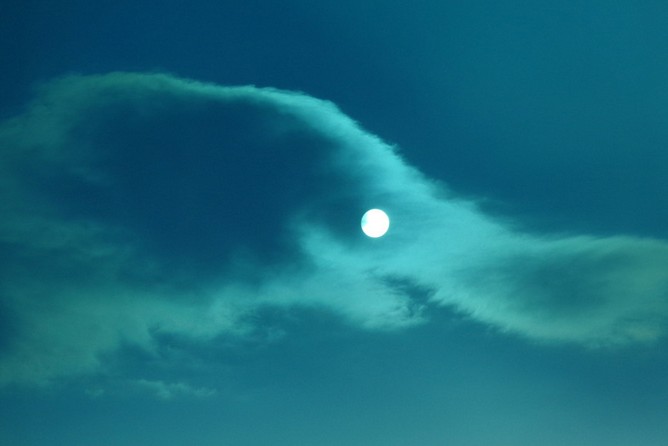 Tripli Sol Triple sol y nubes con forma de elefante en Mongolia Interior, China ...