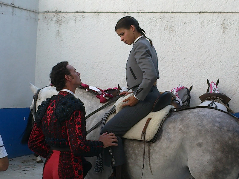 Torera francesa evitó ser corneada a muerte por el toro y logró las ...