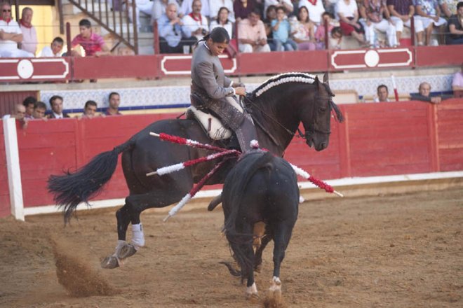 Torera francesa evitó ser corneada a muerte por el toro y logró las ...