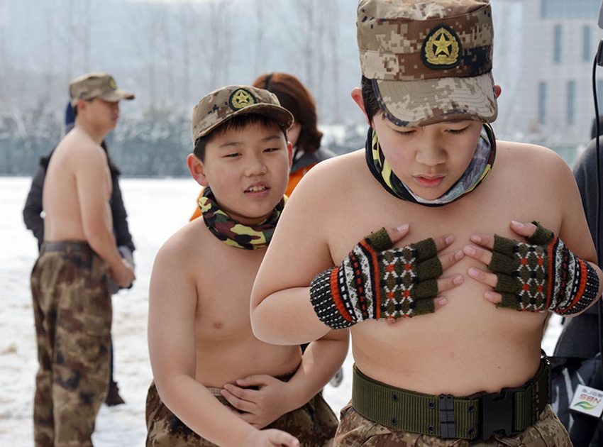 Entrenamiento de niños sin ropa sobre la nieve provoca acalorado debate en  la .cn_中国最权威的西班牙语新闻网站