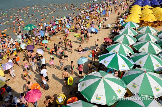 Tourists pack beach in heat wave - China.org.cn