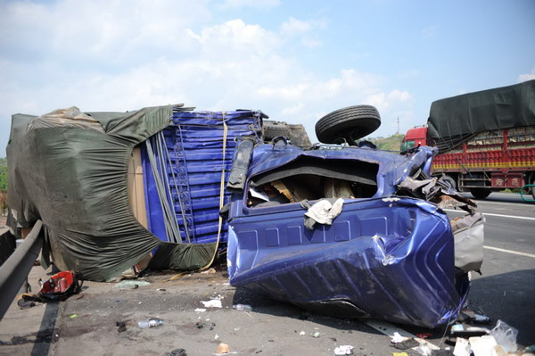 17 dead in multiple-vehicle collision - China.org.cn