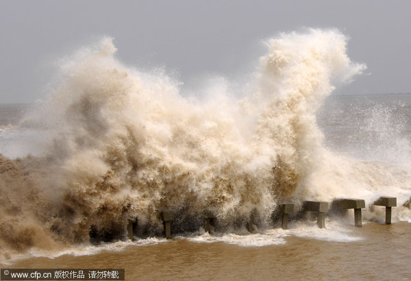 Tidal wave surges out of Qiantang River - China.org.cn