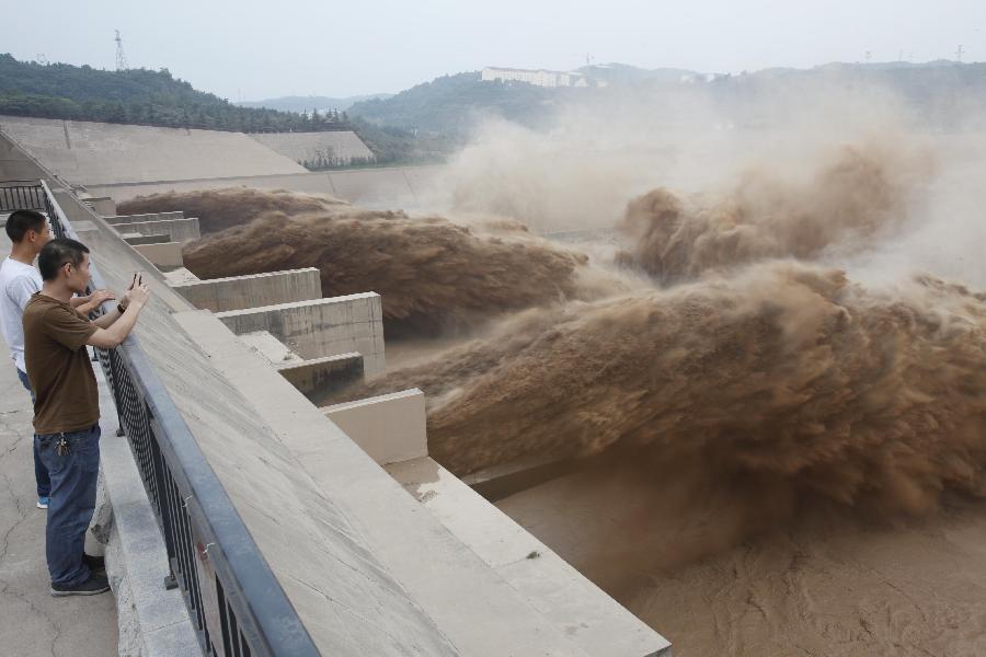 Tourists visit Xiaolangdi Reservoir on Yellow River - China.org.cn