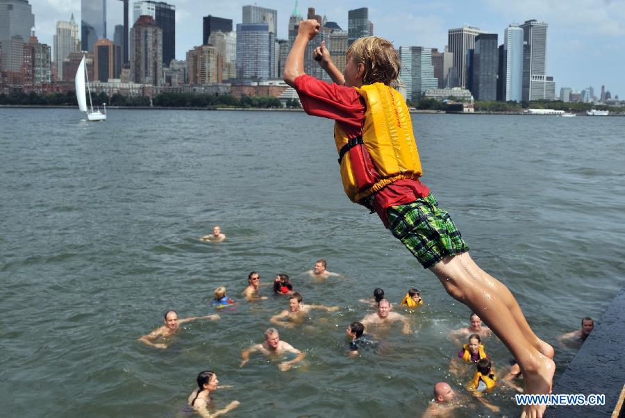 People cool off heat wave in New York - China.org.cn