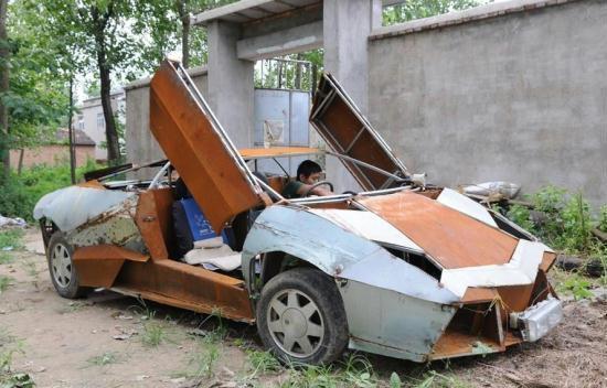 Farmer builds Lamborghini replica to transport fertilizer 