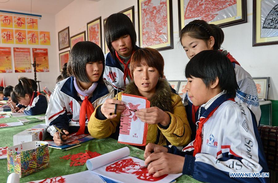 Students learn Chinese paper cut art in Hebei - China.org.cn