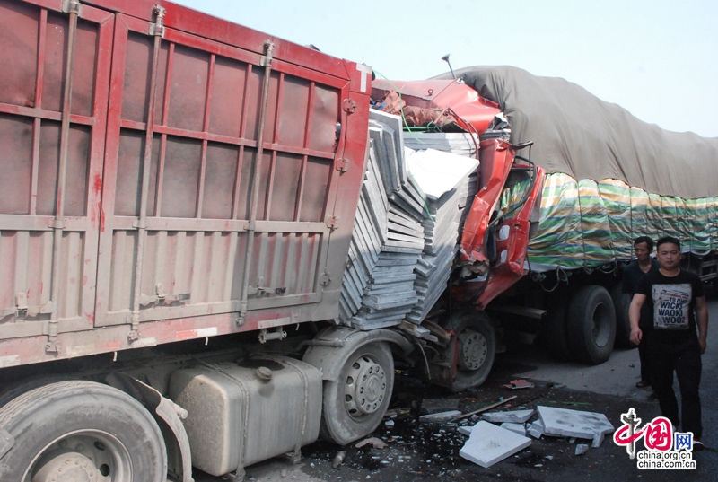 9 dead in central China highway pileups- China.org.cn