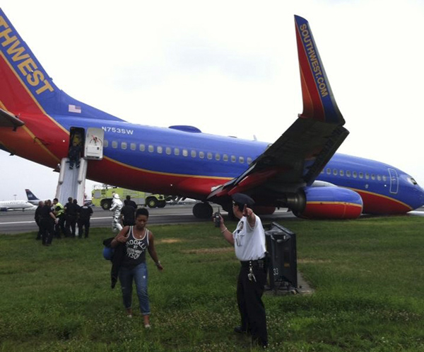 10 injured as landing gear collapses at NYC - China.org.cn