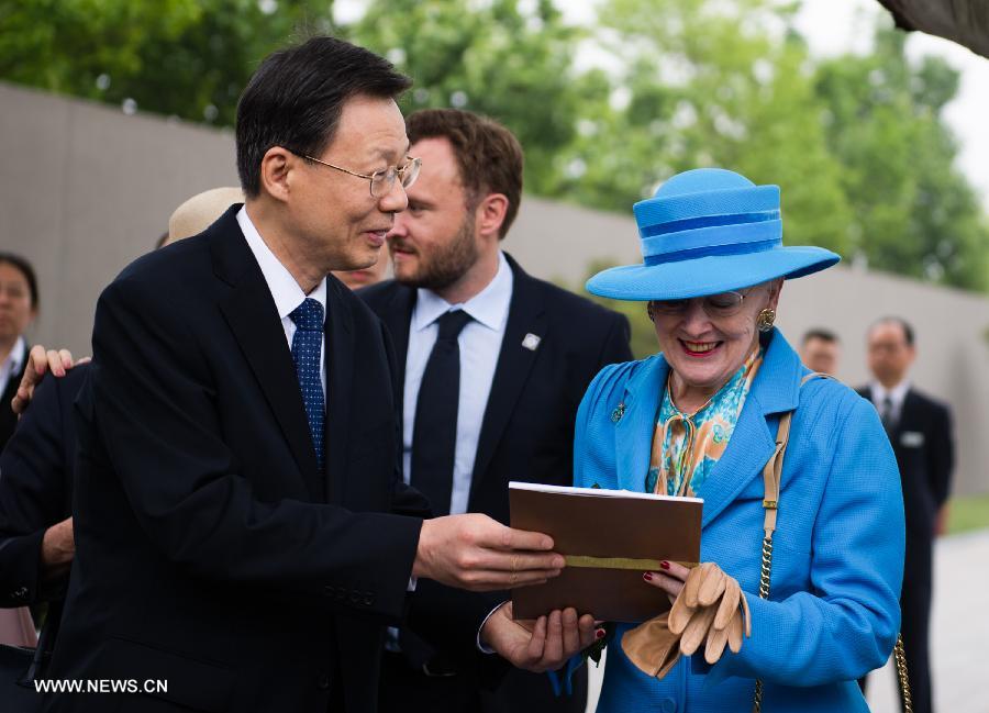 Queen visits Nanjing Massacre Memorial Hall- China.org.cn