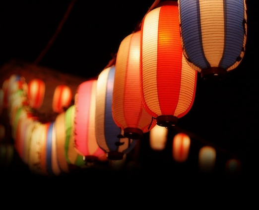 Traditional paper lanterns lights up festival